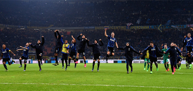 斯卡洛尼戴白手套递交世界杯，因凡蒂诺为仪式错误公开道歉