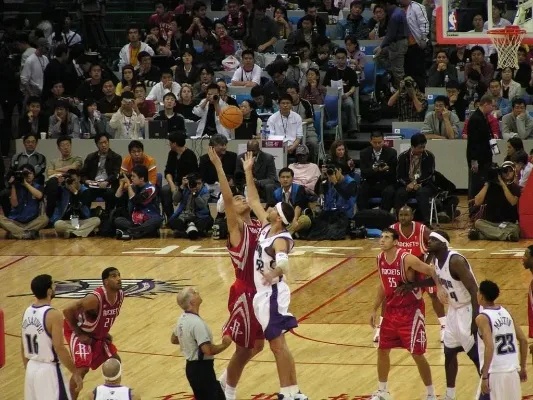 安娜-德-阿玛斯现身F1阿布扎比站挥旗（安娜·德·阿玛斯亮相F1阿布扎比大奖赛挥动方格旗）