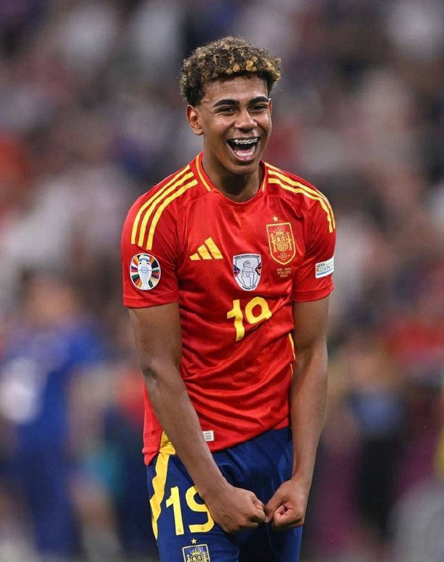 热议汪士钦红牌：对方踢人很隐蔽；染红动作太业余，狂性大发（汪士钦红牌引热议：对手隐蔽踢人遭质疑，染红举动显业余且情绪失控）