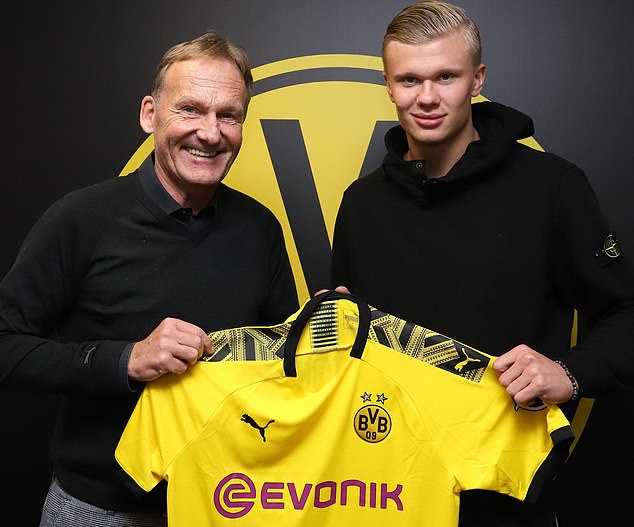 徐根宝：希望海港给国足输送更好的球员 我们的目标是世界杯（徐根宝：盼海港为国足输送精英，目标直指世界杯）