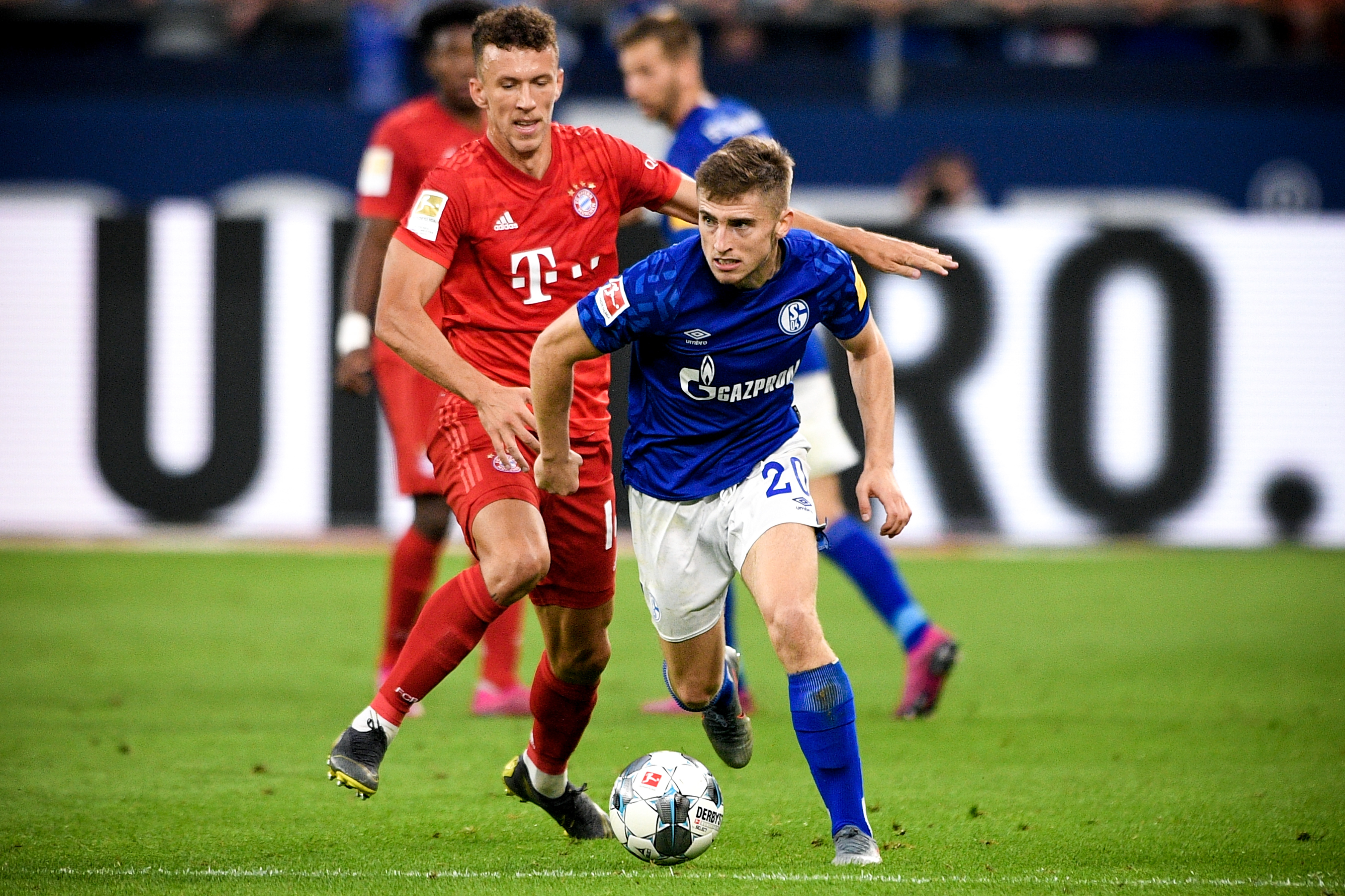 邓涵文因经济保障和新东家前景决定离开武汉三镇，加盟云南玉昆，成为球队核心球员。（因经济保障与前景考量，邓涵文告别武汉三镇，加盟云南玉昆担纲球队核心）