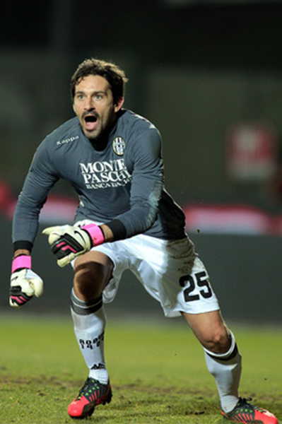 欧文突破防守造成杀伤球成功（欧文强突防线制造杀伤并得手）