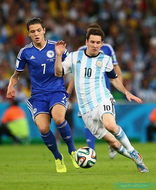 萨林杰成水货？广东三小外援太强势，杜锋缺一个“黑又硬”中锋！（萨林杰被打回原形？广东三小外援强势，杜锋亟需一名强硬中锋）