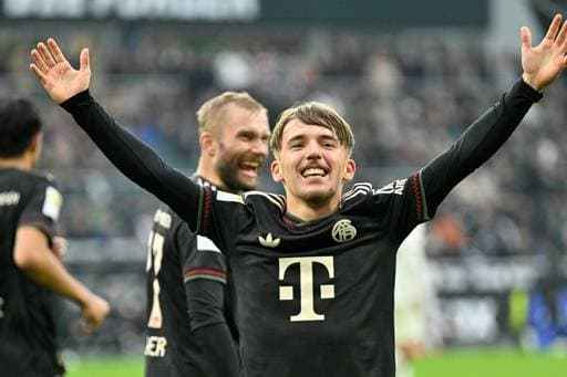 登贝莱包揽2025两大个人荣誉，90后首位金球奖+年度最佳（登贝莱横扫2025双料个人大奖，成90后首位金球得主并加冕年度最佳）